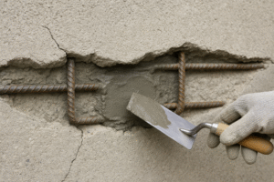Reparar grietas en hormigón: cómo actuar cuando aparecen armaduras vistas